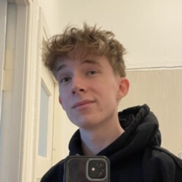 Profile picture of Robin :)